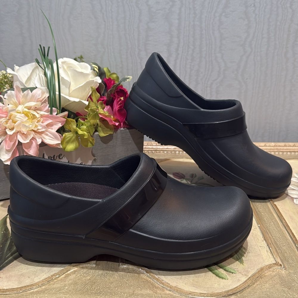 CROCS Black Neria Pro II Slip Resistant Clogs Women’s Size 8